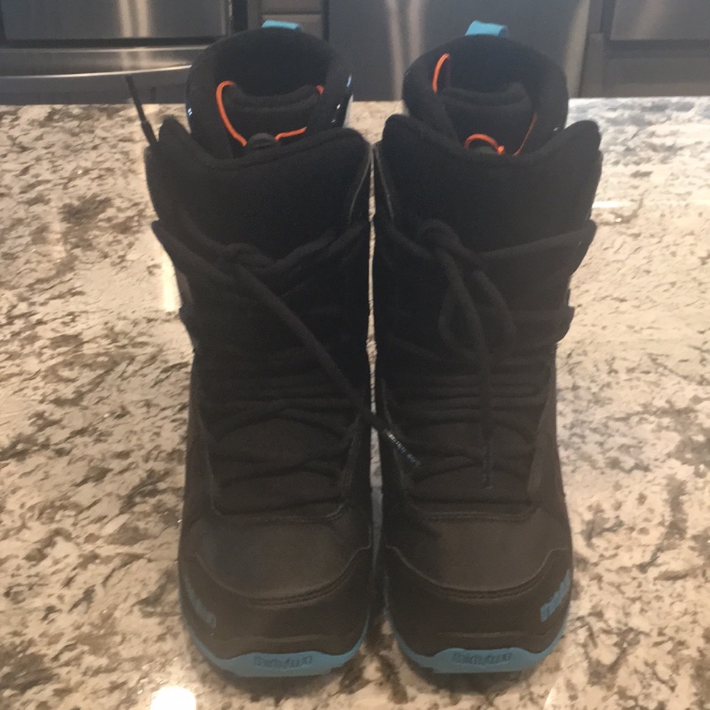 Brand new bbq 32brand snowboarding boots.